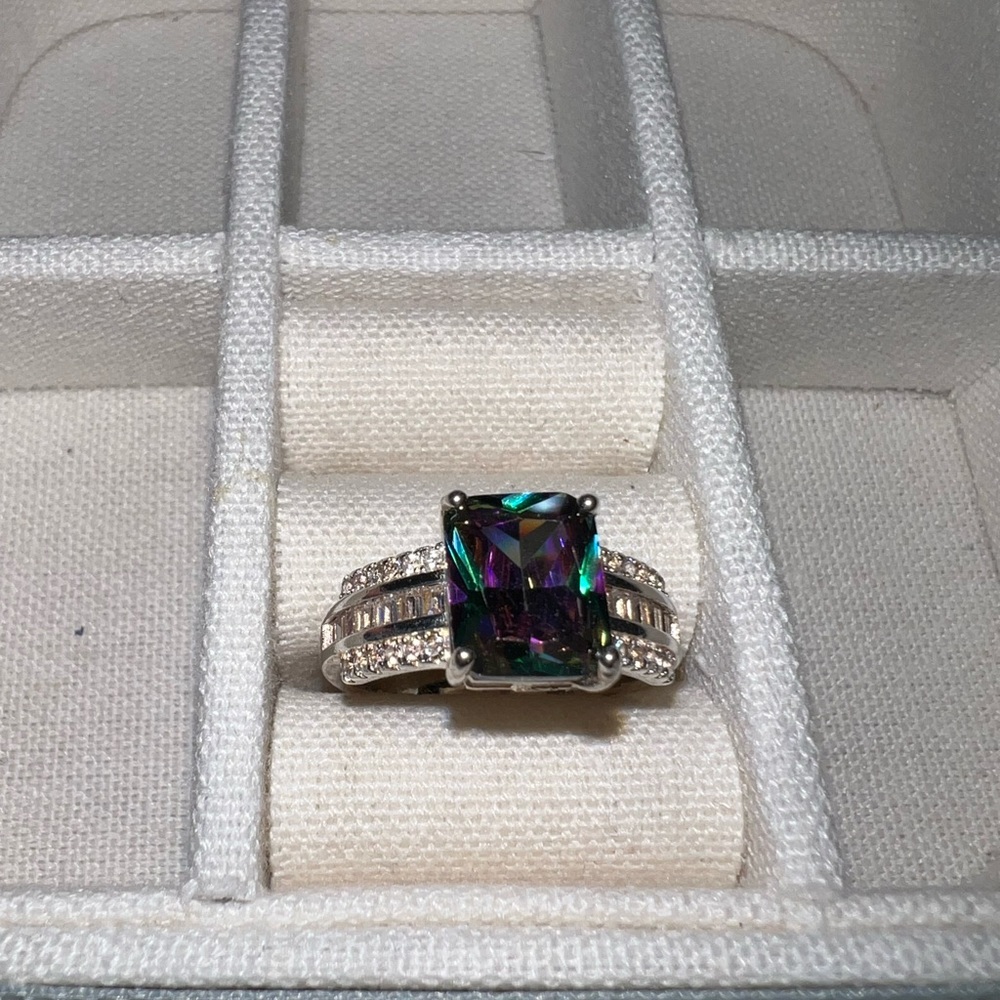 NEW Beautiful Ring